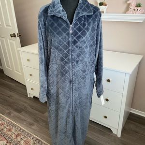 Miss Elaine long sleeved collared knit robe. NWT.